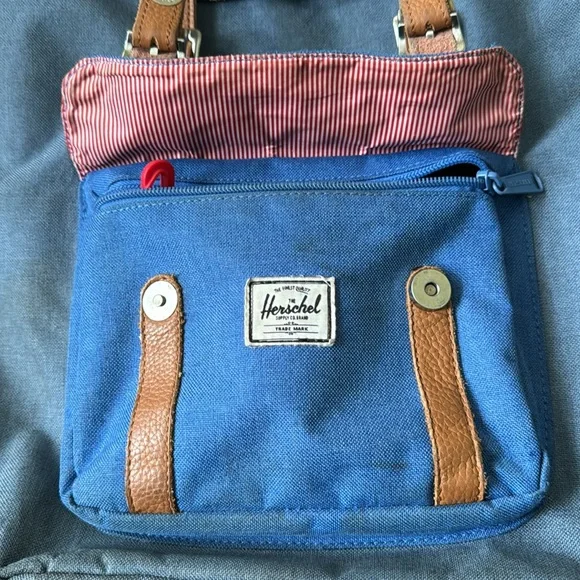 🎒Herschel Retreat blue backpack with striped lining and brown leather trim. - Picture 3 of 12